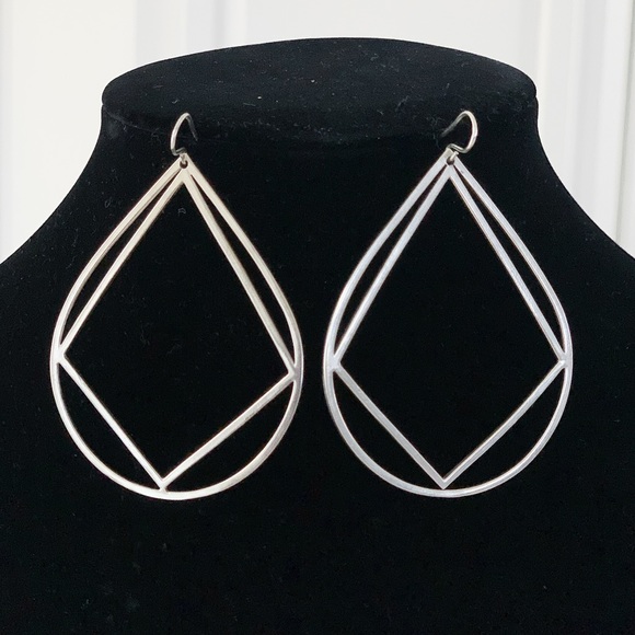 Beautiful Minimalist Geometric Earrings In Silver Color - Picture 1 of 5